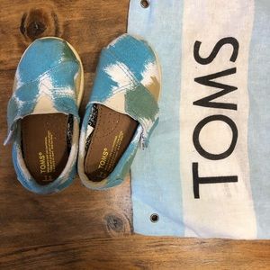 Toddlers Toms size 5